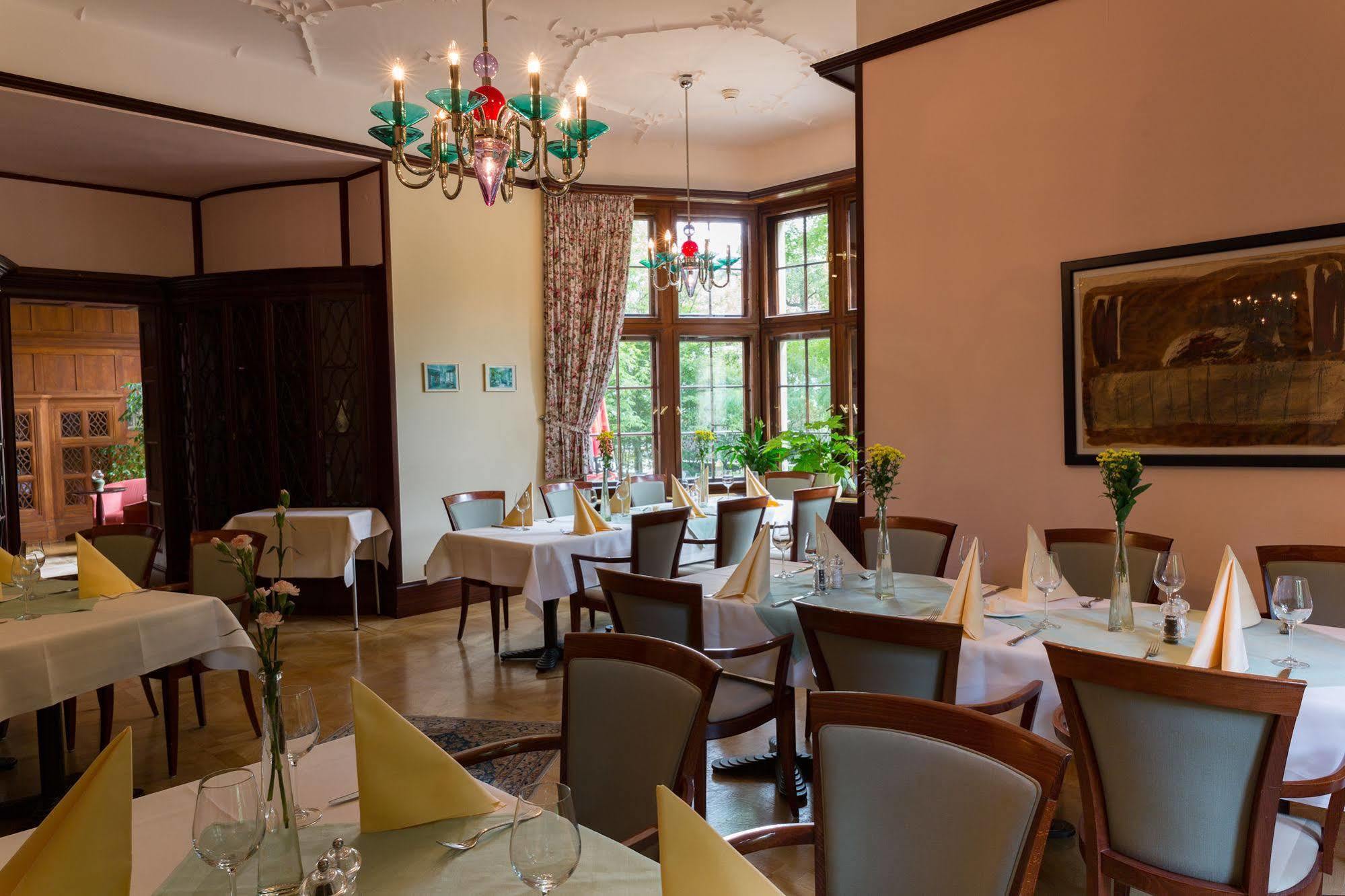 Parkhotel Unter Den Linden ฮัลเบอร์ชตัดท์ ภายนอก รูปภาพ